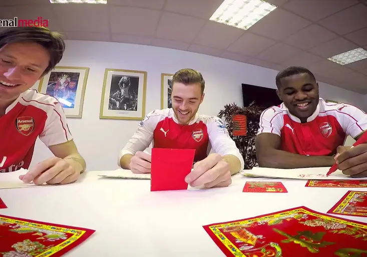 Rosický: „Čemu se smějete? To je moje opice!“ Podívejte se, jak Arsenal slaví čínský nový rok