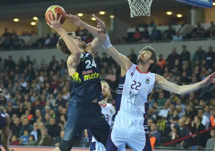 Pikantní turecké derby je tady! Uspěje Fenerbahçe s oceněným Veselým na půdě Efesu?