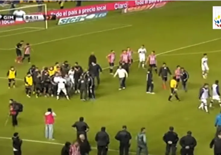 VIDEO: Řežba v Argentině! Další přátelák mezi rivaly skončil hromadnou rvačkou