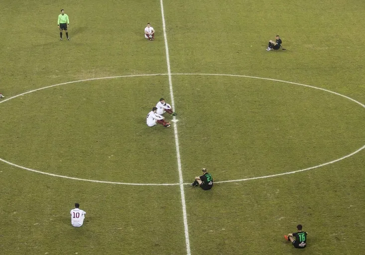 Oba týmy se posadily na zem. Takový úvod zápasu (nejen) řecká liga nepamatuje