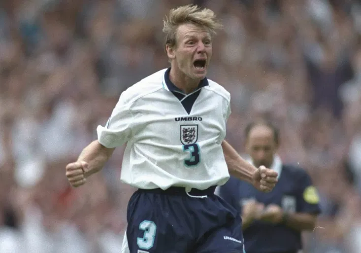 Psycho se vrací! Legenda Pearce (53) pomůže nejhoršímu týmu v zemi. Proč musí zaplatit 5 liber?