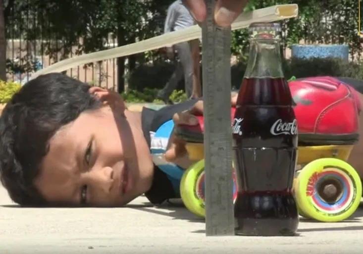 Bizarní sporty: Limbo skating. Gymnastika na kolečkových bruslích pro odvážné