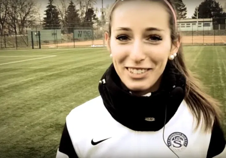 Ligový kanonýr Došek, nebo krasavice z plakátu? Další duel ve střelbě na břevno vidělo Slovácko