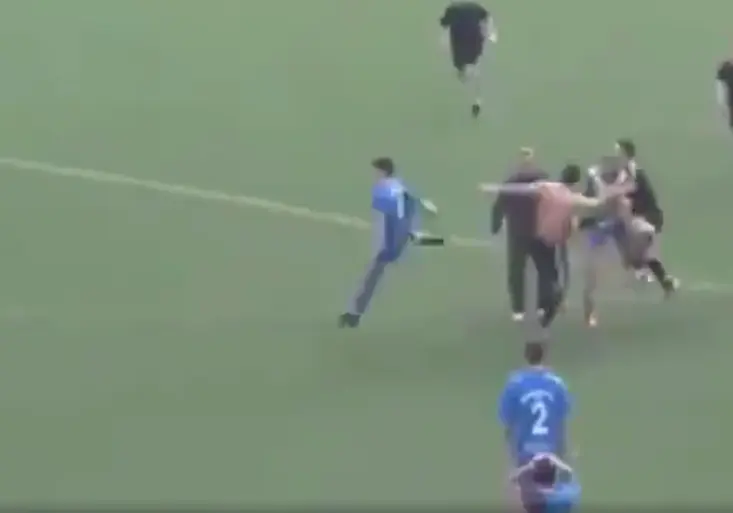 Šílenství bez hranic v Řecku. Fotbalistu naháněli soupeři po celém hřišti!