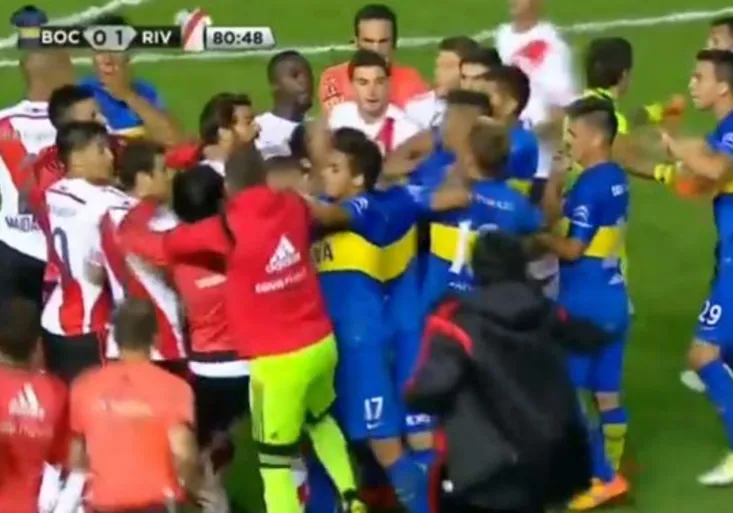 Přátelák se vymkl kontrole: 5 červených karet v souboji argentinských rivalů