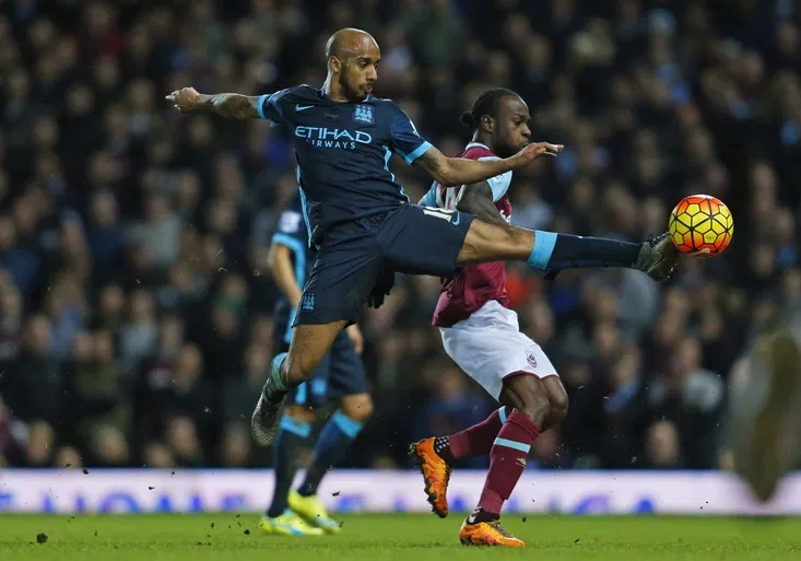 Těžký den pro Manchester a nádhera Dele Alliho. Premier League znovu vede Leicester
