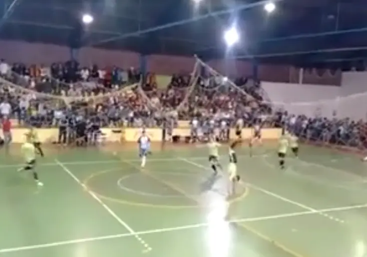 Kamikaze futsalista. Brazilec vystřihl gól, který se jen tak nevidí