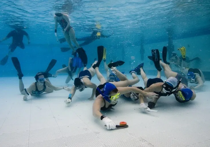 Bizarní sporty: Led vás moc nebere? Zkuste PODVODNÍ HOKEJ!