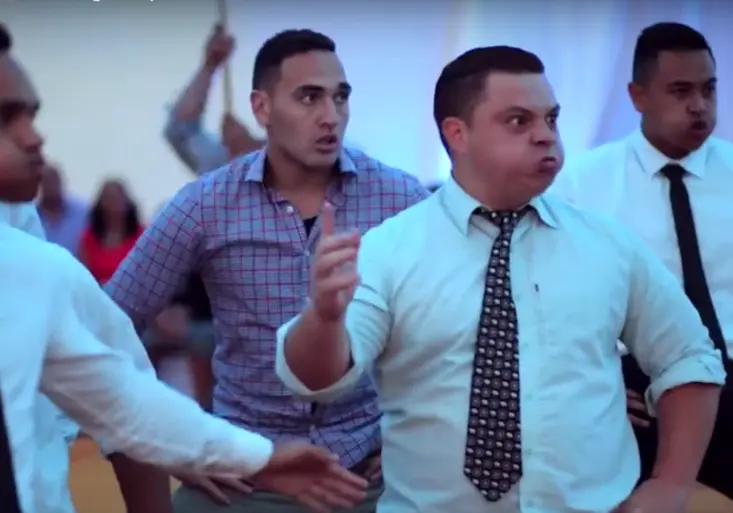 Novozélandská veselka se stala hitem internetu. Jak se vám líbí svatební haka?