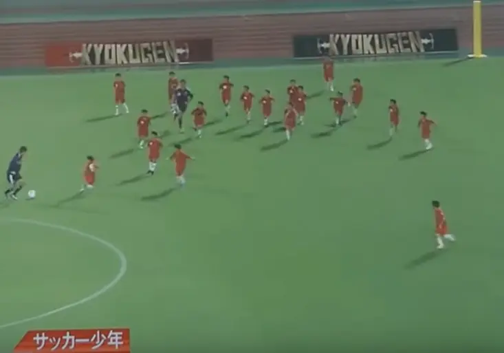 Dva samurajové proti 55 dětem! Takhle šílený fotbalový zápas se mohl hrát jedině v Japonsku