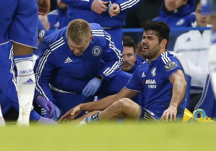 Costa zase zazlobil. Podívejte se, jak si vynutil přerušení hry! Simuloval podle vás?