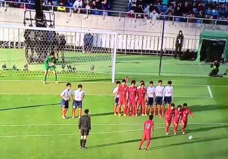 Jak netradičně rozehrát přímý volný kop? Mazaný trik znají fotbalisté z Japonska!