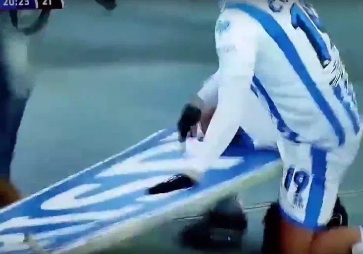 VIDEO: Šílená gólová oslava! Itala uvěznil reklamní panel. Jak se to stalo?