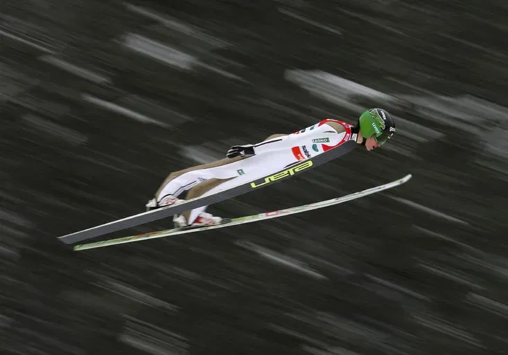 VIDEO: Dva ptáci. Sakala versus Prevc. Porovnejte dva mistry světa v letech, které dělí 22 let!