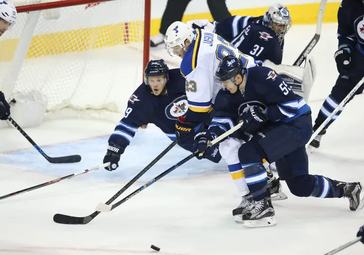 Bouřlivá noc v NHL: Sprostý útok na Jaškina, bitka a záhadný odraz puku do branky