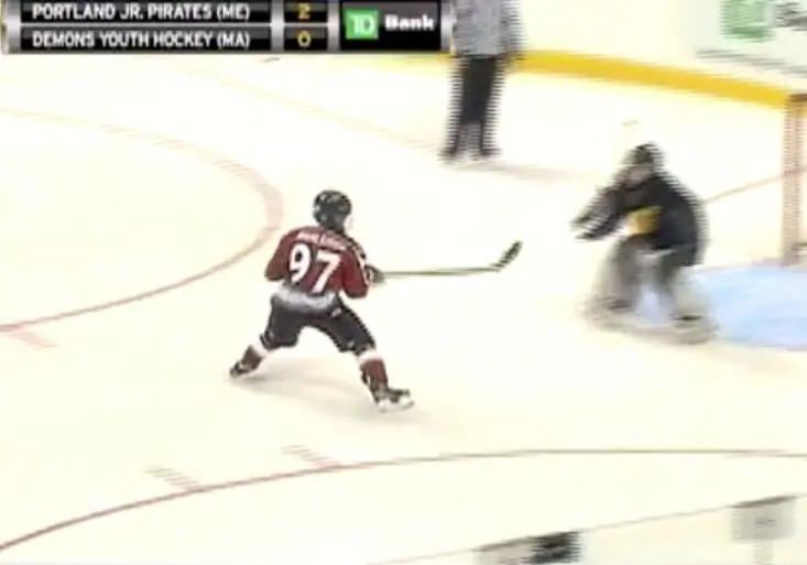 Devítiletý hokejista pobláznil davy nevídaným gólem. Co předvede příště?