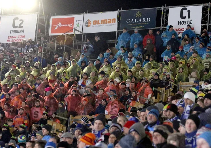 Spor hokejových fanoušků: Sparťané se omlouvají za narušení minuty ticha v Brně. Jaké mají argumenty?