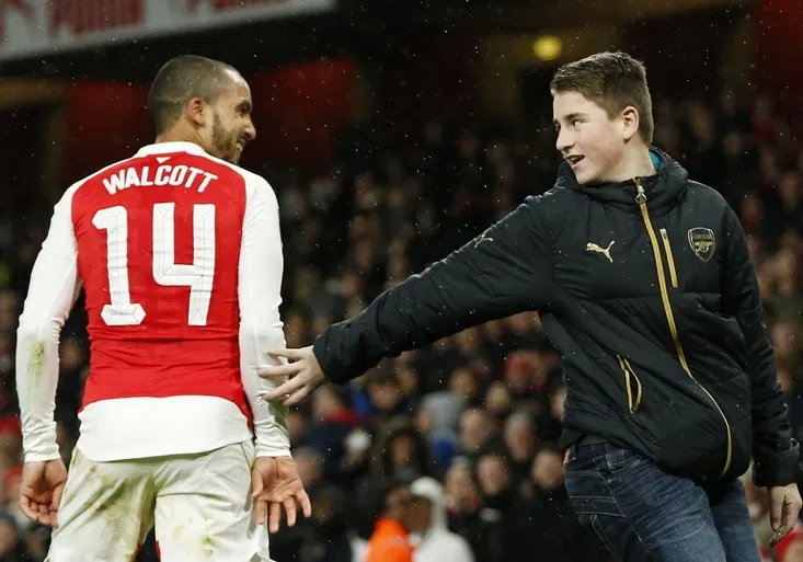 Bláznivá oslava Theo Walcotta. Co provedl s fanouškem Arsenalu přímo na hřišti?