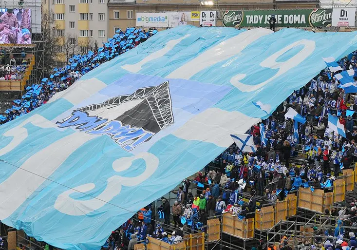FOTO a VIDEO: Rekord z tribun! Mrazivý hokej pod otevřeným nebem vidělo v Brně nejvíc lidí v historii