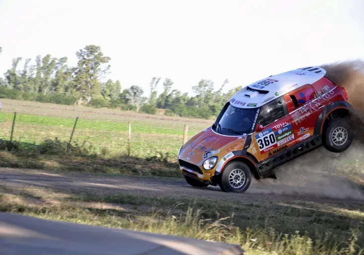 VIDEO: Číňanka najela do davu! Rallye Dakar začala nešťastně, fanoušky odvážel vrtulník