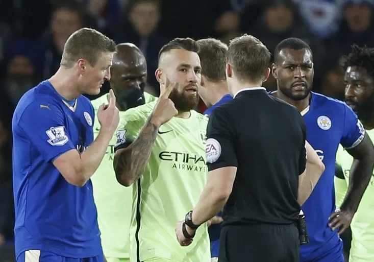 Otamendi se teatrálně skácel k zemi, pak to schytal od fanoušků: „Málem bylo po tobě!“