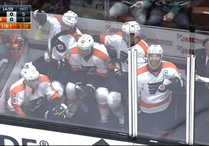 Vánoční stmelovačka v NHL! Hokejisté Flyers si udělali na trestné lavici pořádnou party