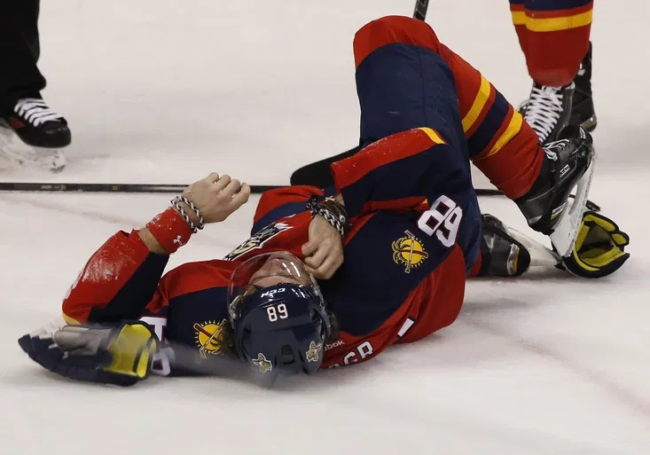 Sejmuli Jágra! Český útočník odepsal čtyři zuby, přesto pomohl Floridě k výhře přihrávkou