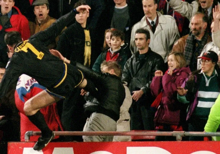 Milníky anglického fotbalu XI: Jak Cantona svým kung-fu připravil Rudé ďábly o titul