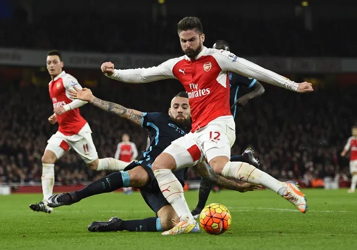 Arsenal si poradil s Manchesterem City a pronásleduje vedoucí Leicester