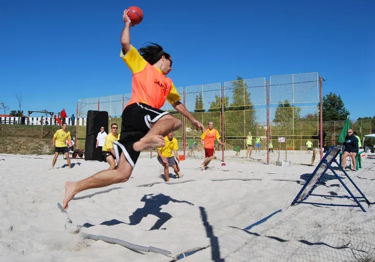 Bizarní sporty: Hledáte sport, kde se nemůžete zranit? Tchoukball je tu pro vás!