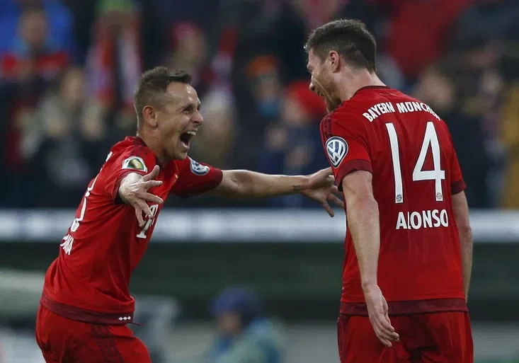 Kandidát na gól roku! Xabi Alonso se neskutečně trefil v německém poháru