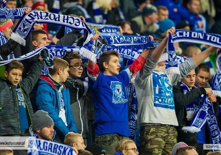 Tomu se říká originalita! Fotbalisté polského Lechu Poznaň zvali na Evropskou ligu v kině. Ale jak vymakaně!