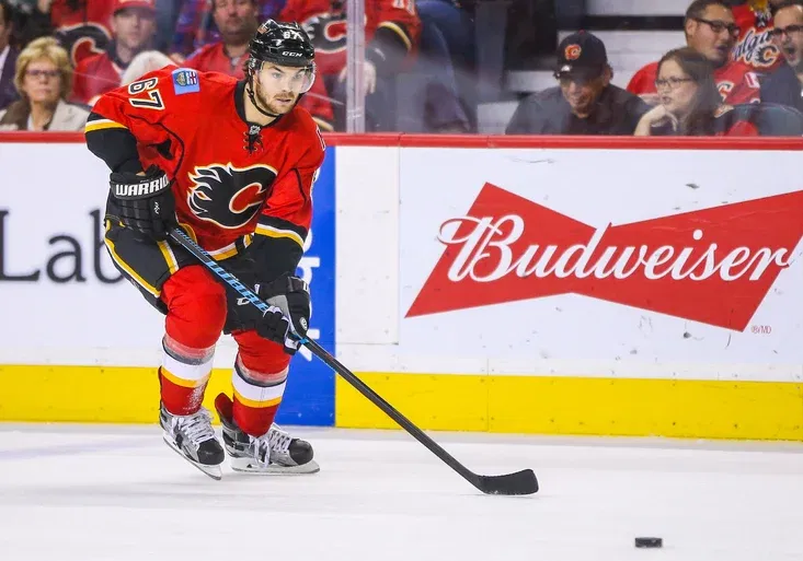 NHL: Frolík s Hudlerem pomohli Calgary. Brankář Neuvirth ukázal monstrózní zákrok!