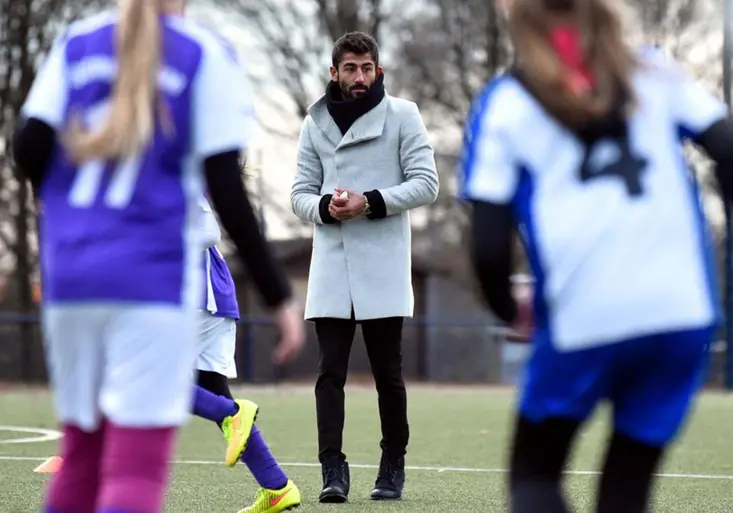 Nadáváš holkám? Tak je půjdeš pískat. Düsseldorf vymyslel pro nezdvořáka nezvyklý trest