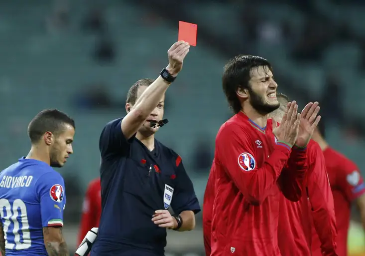 Nejrychlejší vyloučení sezony! Rekordmana mají v Itálii. Jak dlouho za své kung-fu vydržel na trávníku?