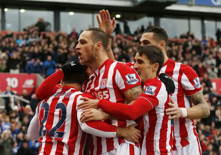 Premier League: Kolo senzací. Stoke skolilo Man City, Chelsea padla s nováčkem. A ligu vede zase Leicester!