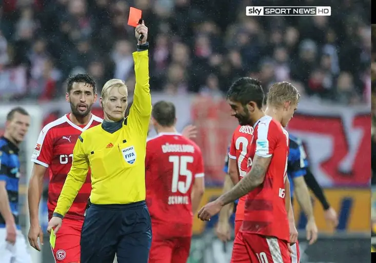 Těžký život žen rozhodčích. V posledních dnech zažily nadávky i útok penisem!