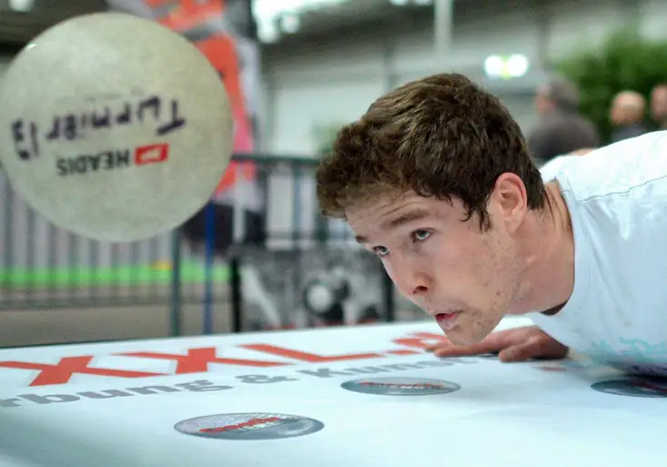 Bizarní sporty: Když zapálení hlavičkáři ovládnou stolní tenis!