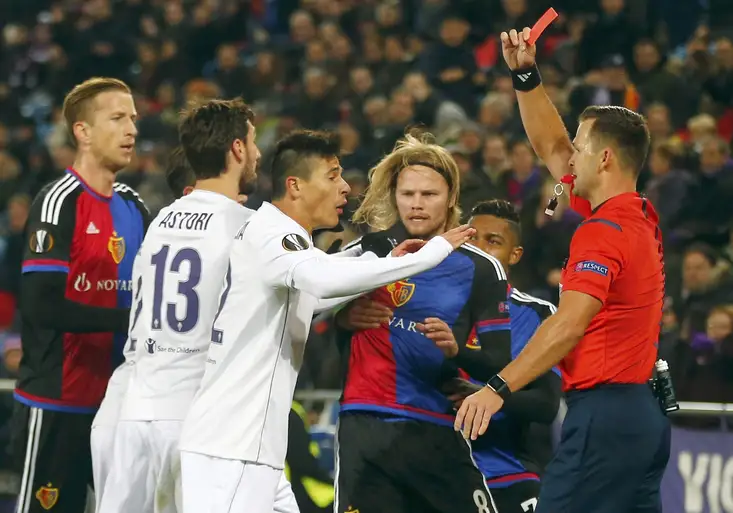 Rozhodčí simulant! Zahrál si na Rivalda a divadlem zařídil červenou kartu