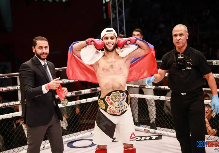 Šampionát v MMA v Praze ovládli Rusové. Čech Kotalík získal bronzovou medaili