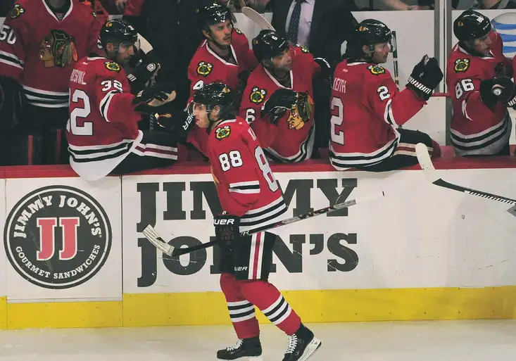 Tomáš Hertl byl vyhlášen první hvězdou zápasu. Patrick Kane překonal rekord NHL