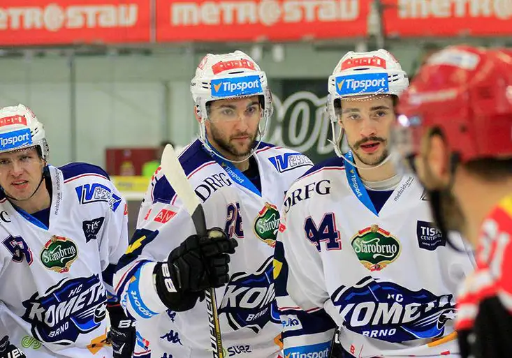 Hokejisté Komety Brno dostali v Chomutově nakládačku. Masér Pirátů napadl dva hráče!