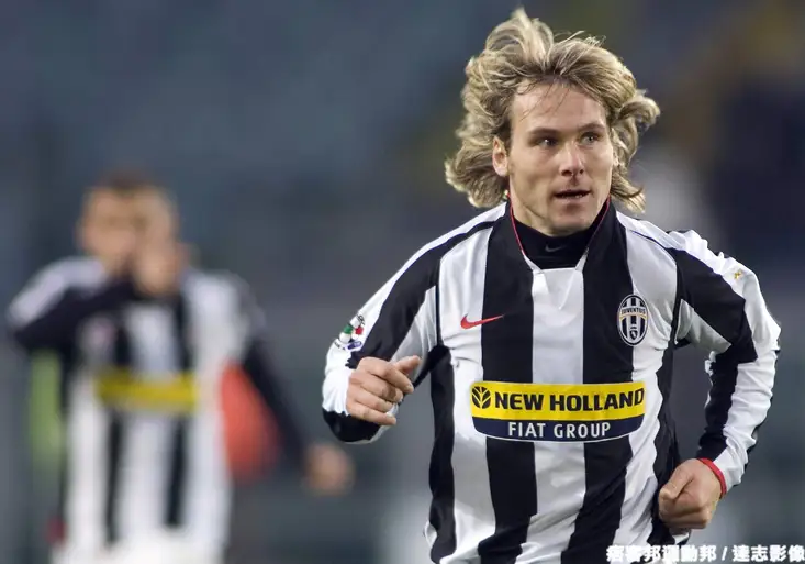 Pocta pro Nedvěda! Je v nejlepším týmu století podle UEFA. Do základu se nedostal. Kdo ho přeskočil?