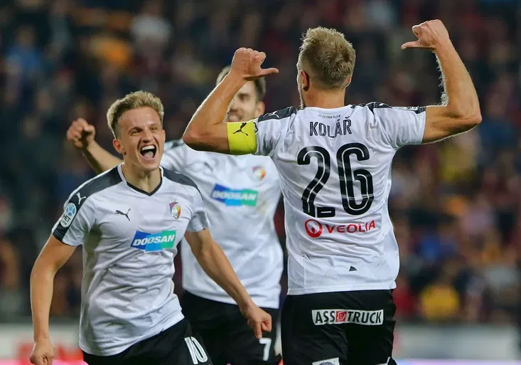 Poslední nájezdy viktoriánů na Letnou. V čí prospěch mluví nedávná minulost?