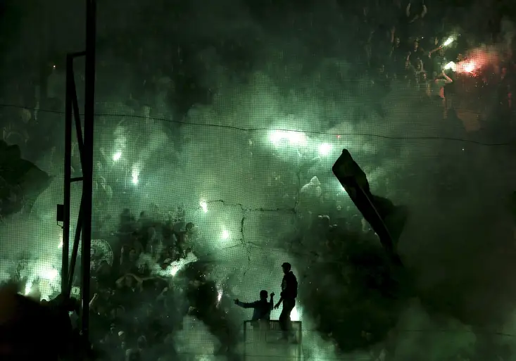 Divočina v Řecku: Ohně a potyčky! Kvůli chuligánům ani nezačalo derby Pantahinaikosu s Olympiakosem