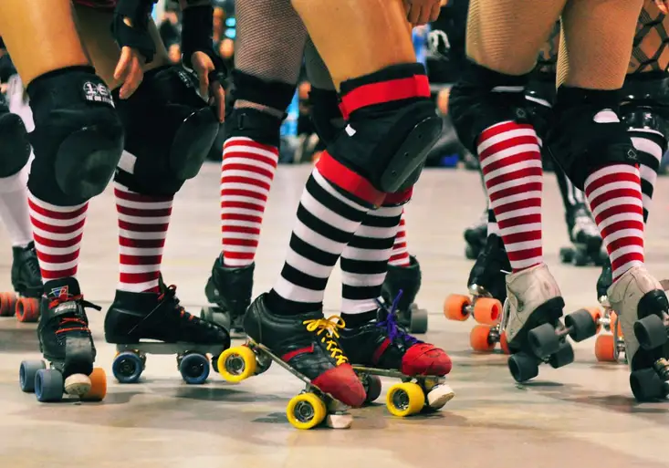 Bizarní sporty: ROLLER DERBY! Když se sexy dívky promění v divoké šelmy na bruslích