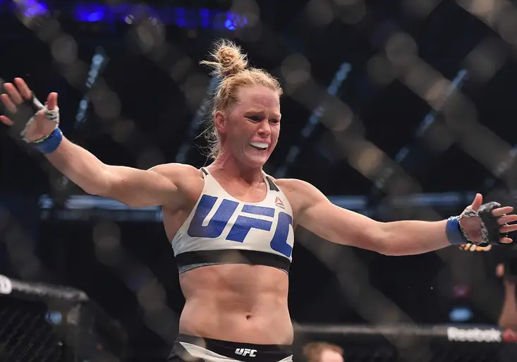 Holly šokovala svět. „Neporazitelné“ Rondě uštědřila v kleci K.O.