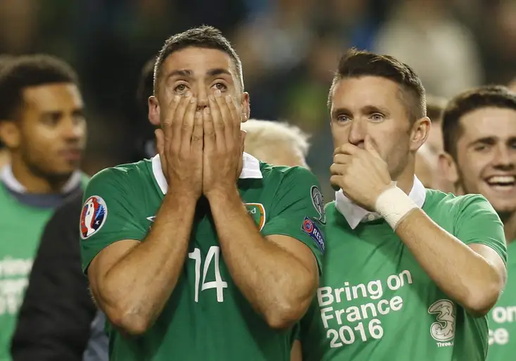 Irsko slaví postup na Euro. Jedu do Francie, křičel 60letý Superman