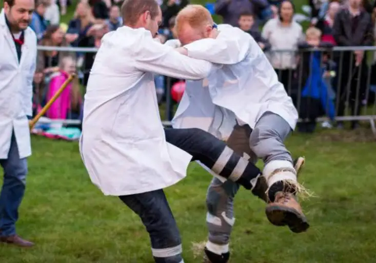 Bizarní sporty: Krev, slzy a pot! Okopávání holení není zrovna sportem pro slečinky