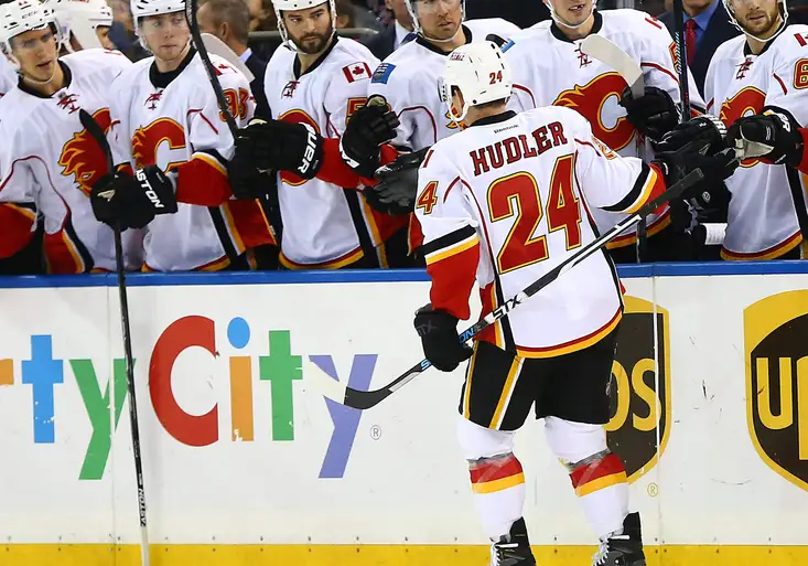 NHL: Jiří Hudler si připsal dva body. Kdy se vrátí Jaromír Jágr na led?